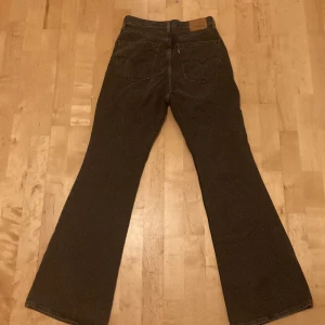 Levis 70s high flare i nyskick - Säljer ett par Levis jeans i storlek 29:32. Har använt ett fåtal gånger men är i nyskick. Materialet är inte stretchigt och passar på dig med långa ben, för referens är jag 170cm. Köpte för 1250kr och säljer för 500kr. Köparen står för frakten:)