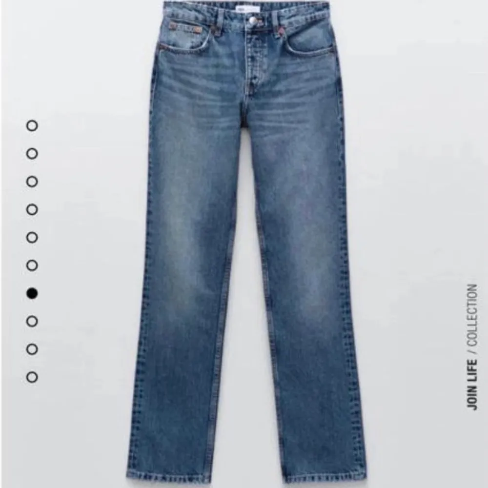 Jag säljer nu dessa Zara jeans i storlek 32 med rak passform, mid rise. Använda men i bra skick, de har dock blivit för små för mig. . Jeans & Byxor.