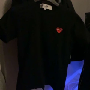 Cdg t-shirt - Comme des garçons t-shirt🖤 Säljer pga för liten!
