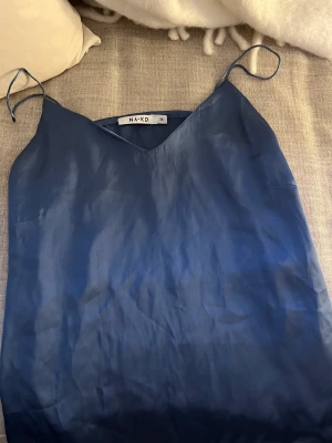 Linne - Oanvänt satinlinne från NAKD. Storlek 36