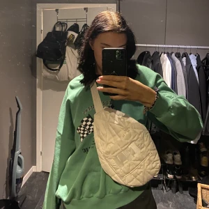 Carin Wester väska! - Väska från Carin Wester. Den e liksom som en fannypack men man bär den bak på ryggen! Rymlig som fan men använder fööör sällan