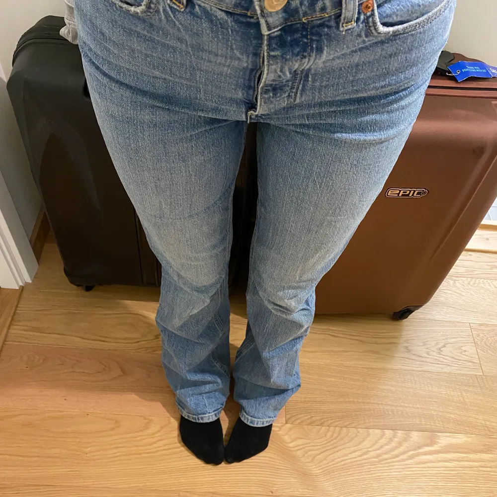 Snygga zara jeans, hög midjade. Använda men bra skick💗. Jeans & Byxor.