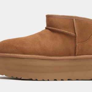 Ugg uggs platform ultra mini chestnut - Säljer ultra mini uggs i chestnut, storlek 38. Helt nya. Kartong finns med:) dessa är  slutsålda typ överallt. 