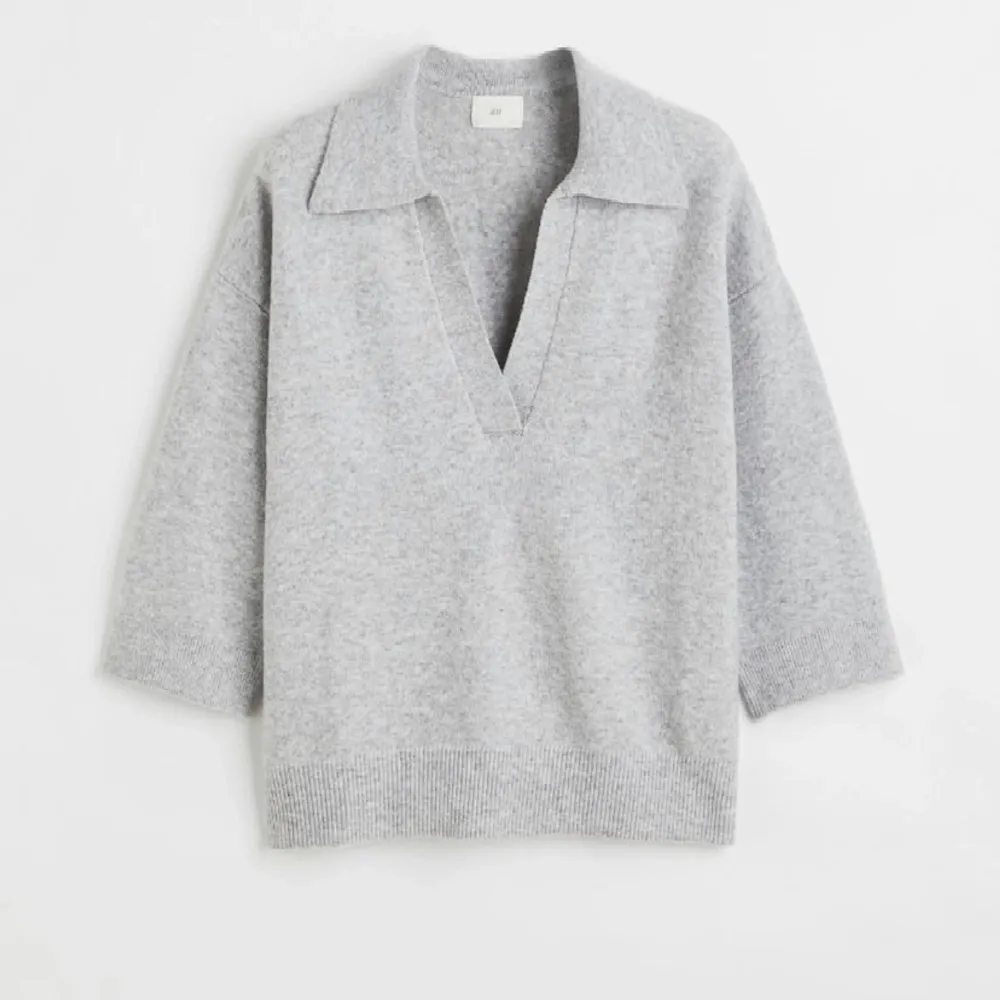 Slutsåld grå tröja från hm som inte kommit till användning💕 Storlek M men skulle säga är mer som en S🥰 150kr plus frakt . Tröjor & Koftor.
