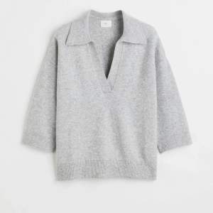 Slutsåld grå tröja från hm som inte kommit till användning💕 Storlek M men skulle säga är mer som en S🥰 150kr plus frakt 
