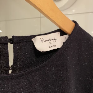 Tröja från NA-KD - Fin festlig tröja från Na-kd i storlek small.  Den är svart men med lite glitter i sig som gör den roligare!⭐️