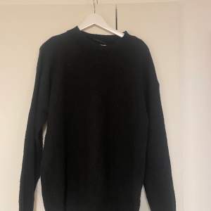 Säljer en basic stickad svart tröja från lager 157, knappt använd👌🏻 Storlek L och säljer för 50 kr🙌🏻