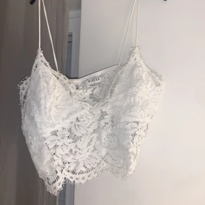 Vit spetstopp  - Spetsstopp från Zalando, vet ej vilket märke. Men jätte fin topp nästan helt oanvänd! Sitter bra för M/S beror vad man har för byst men tror runt 70B! Kostade runt 100 kr när jag köpte den så 50kr +frakt ❤️