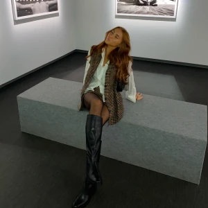 Stövlar i riktig läder - Stövlar i äkta läder från Zara! Köpta för 1800 kr och väldigt sparsamt använda. Säljer för 800 kr + spårbar frakt!