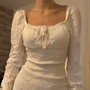 Vit sommarklänning  - Jättefin sommarklänning med puffaramar. Använd 1 gång då den inte är min stil. Jätteskönt och luftigt material. Pris kan diskuteras💗🤍