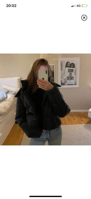 Puffig läderjacka  - Säljer denna puffiga läderjackan från  NA-KD, som ny förutom att ena knappen på fickan är borta, inget som syns.  Lånad bild, fråga om egna.  Köparen står för frakten 