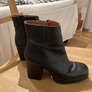 Svarta boots  - Svarta boots från WERA med klack.  Använt fåtal gånger, mycket bra skick. 