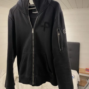 Pelle P hoodie - Pelle P hoodie i strl medium, kanske tom large med lite vilja. Dragkedjan är lite dålig men absolut inte värsta