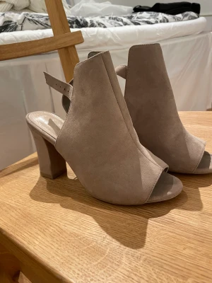 Beiga mocka klackar - Använt 2 gånger. 