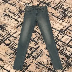 Här finns det Skinny jeans på strk, 158-159-10-11-12 år😮‍💨