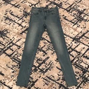 Skinny jeans😻 - Här finns det Skinny jeans på strk, 158-159-10-11-12 år😮‍💨