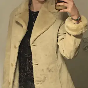 En beige coat med päls på insidan, gjord av riktig läder💕✨