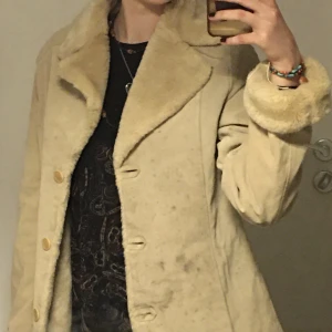 Fur coat - En beige coat med päls på insidan, gjord av riktig läder💕✨