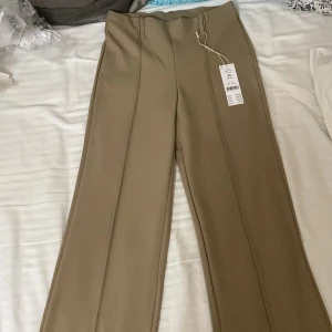 Beiga Gina Tricot kostymbyxor xs - Jättesnygga kostymbyxor från Gina Tricot. Är i färgen beige. Helt nya därmed oanvända. Nypris: 359kr. Säljs eftersom storleken var för liten. Köparen står för frakten ❤️