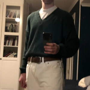 Stickad tröja - Stickad v-ringad tröja. Helt ny och aldrig använd. Det står att den är XS men är väldigt oversize så den sitter typ som M/L