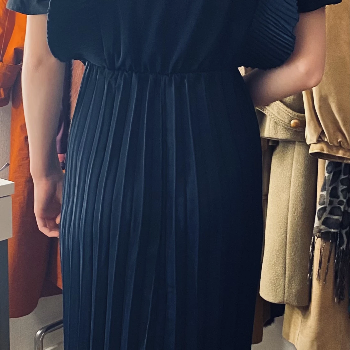 Skön veckad klänning - 90