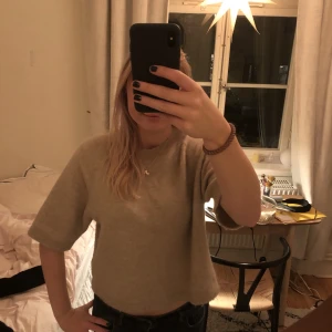 Stickad t-shirt Other stories - Säljer min snygga jätte poppis tröja från other stories! Strl S men passar mig som i vanliga fall har M då jag ville ha den lite kortare i armar osv. Priset är diskuterbart och kontakta mig för mer info! 