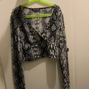 Shein topp - En fin shein topp i stlk S (36). Knappt använd och är i rent och snyggt skick. Mötter upp i sthlm💕