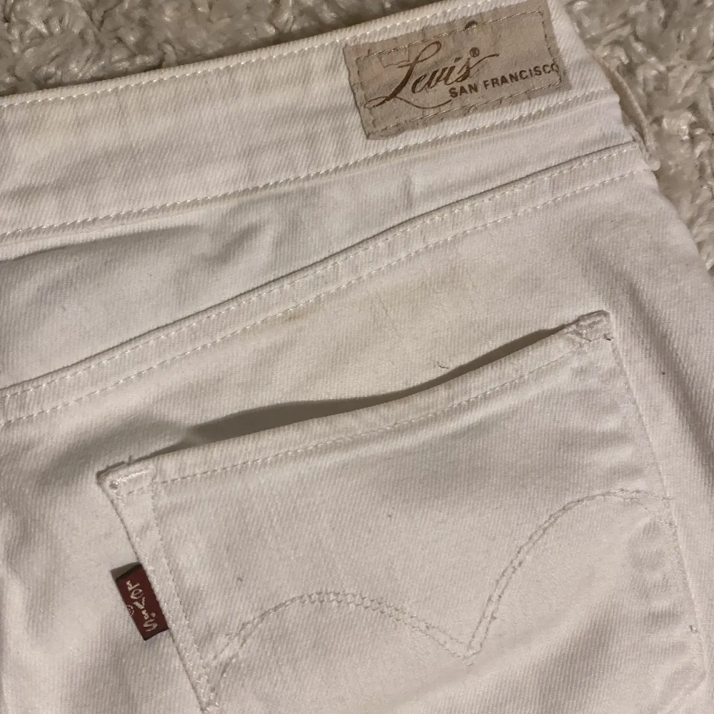 Säljer dessa lågmidjade Levis jeansen som är köpt på second hand (därför priset), säljer då de inte kommer till användning. Passar de som brukar ha storlek M💕💕(Köpare står för frakten). Jeans & Byxor.