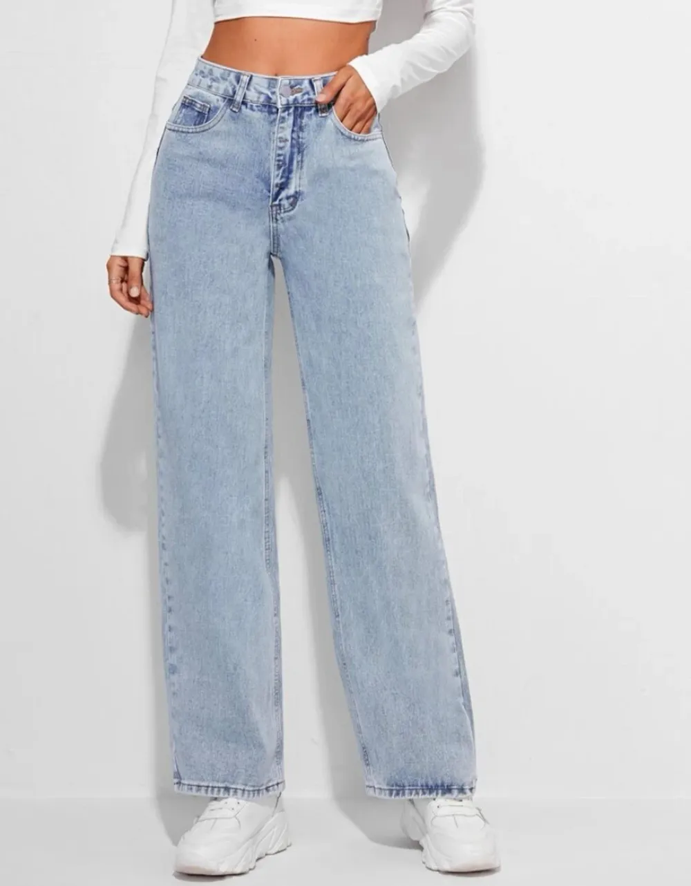 Superskönt ljusblå jeans. Säljer på grund av att de inte längre passar men bra passform om man gillar lite lösare runt benen. . Jeans & Byxor.