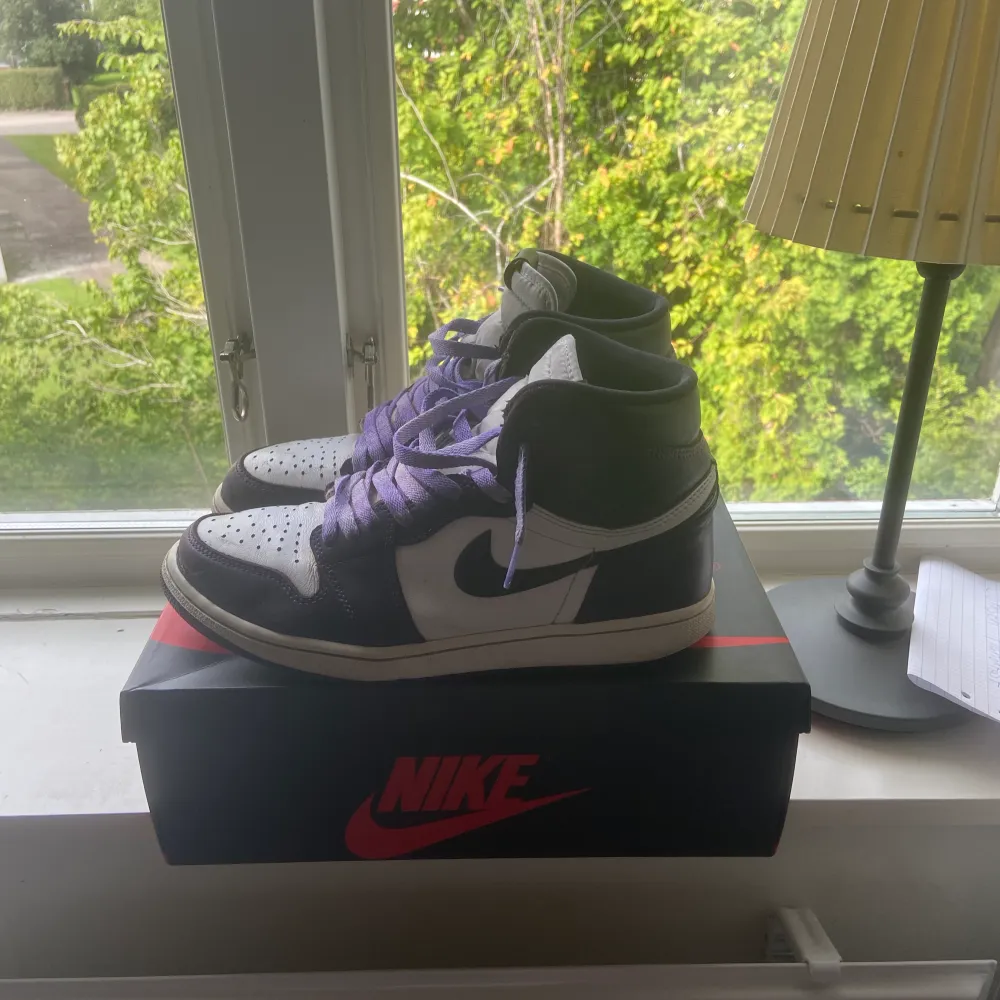 Tjenare !  Wts ett par Aj1 retro high court purple  Storlek eu  42,5     Us 9  Pris 1000 kr  Finns i Kristinehamn annars kan frakt lösas på 99 kr postnord på köparens bekostnad.   Skicka pm vid frågor/ funderingar.. Skor.