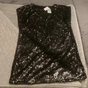 En brun/svart paljettklänning🤎 - En brun/svart paljettklänning helt oanvänd stl S🤎 köpt för 299kr, pris går att diskuteras.