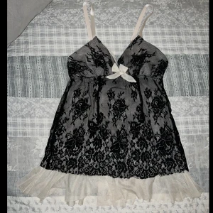 Nattlinne med spets svart  - Nattlinne med svart spets i stl M. Aldrig använd men har stått i garderoben