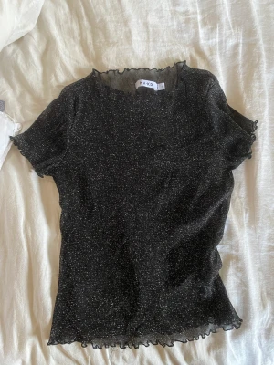 Glitter tröja från NA-KD  - Superfin och festlig tröja från NA-KD. Använd en gång.