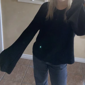 Svart stickad tröja från NA-KD  - En superfin stickad tröja från NA-KD. Tröjan är lite oversize i armarna. Använd fåtal gånger. 