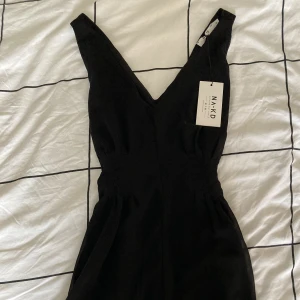 Svart klänning - Svart kort klänning från NAKD 🖤 Knytning runt midjan vilket ger superfin figur, aldrig använd! Perfekt till nyår :)