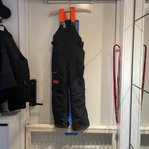 Helly Hansen Skidbyxor Junior - Använda en säsong. Fint skick. Katt finns i hemmet. Storl 140/10yrs