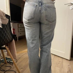 Lågmidjade straight jeans - Använda två gånger, bra skick.