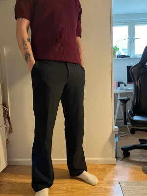 Svarta kostymbyxor  - Ett par vida och snygga kostymbyxor! Sparsamt använda!