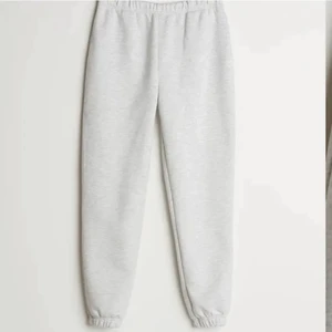 Gina mjukisbyxor - Säljer dessa fina och sköna mjukisbyxor från ginatricot pga att dom har blivit för korta (är ca 170). Storlek Xs. Har använt dom mycket men dom är fortfarande i jättebra skick! Modellen heter ”basic sweatpants”. Nypris är 249kr, jag säljer dom för 70 + 45kr frakt men priset kan diskuteras! Kan skicka fler bilder om det skulle önskas. Hör av er vid intresse eller frågor💗