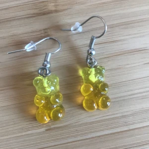 Örhängen  - Örhängen tidigare köpt på Plick använt ca en gång.            17+frakt 