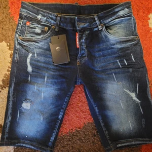 Dsquared2 icon jeans shorts - Helt nya dsquared2 icon jeans shorts. Oanvända med läppar och givetvis äkta. Passade ej min pojkvän 