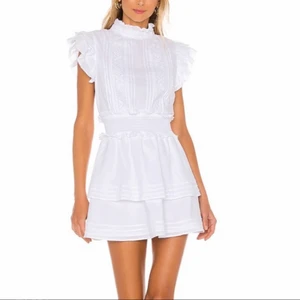 Studentklänning - En jättefin studentklänning som endast är använd en gång, det står strl. S i men jag brukar ha S-M och den är för stor, så skulle snarare säga att det är en M. Orginalpris 1500 sek från märket Cleobella