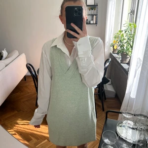 Klännings väst  - Klännings väst från Stradivarius. Använd en gång, i princip i nyskick! Köpare står för eventuell frakt. Kan mötas upp i Malmö 