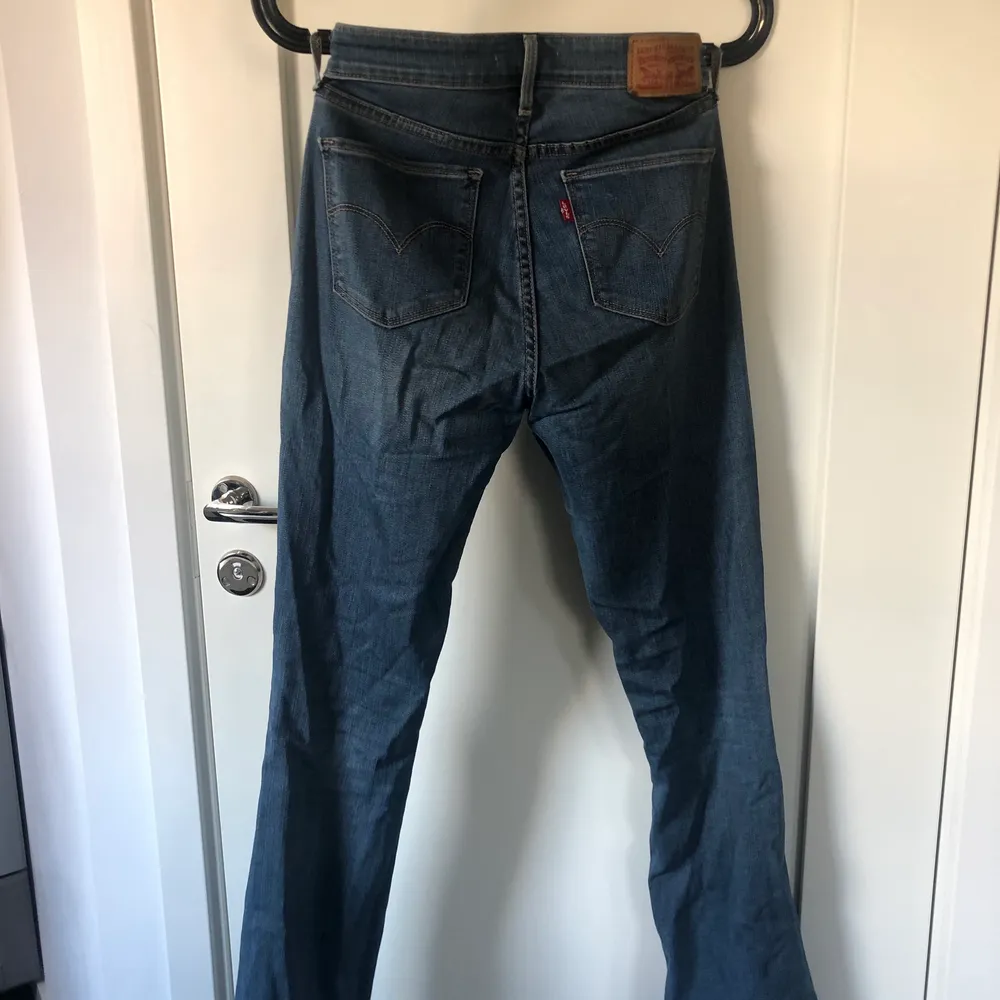 Fina bootcut jeans från Levis i W26! Är i fint skick, 250 kr + frakt. Jeans & Byxor.