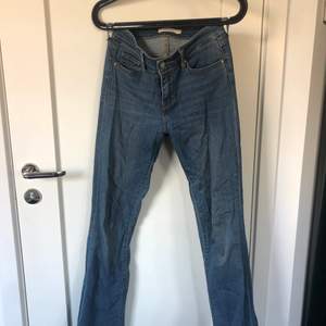 Fina bootcut jeans från Levis i W26! Är i fint skick, 250 kr + frakt