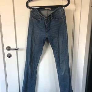 Bootcut jeans - Fina bootcut jeans från Levis i W26! Är i fint skick, 250 kr + frakt