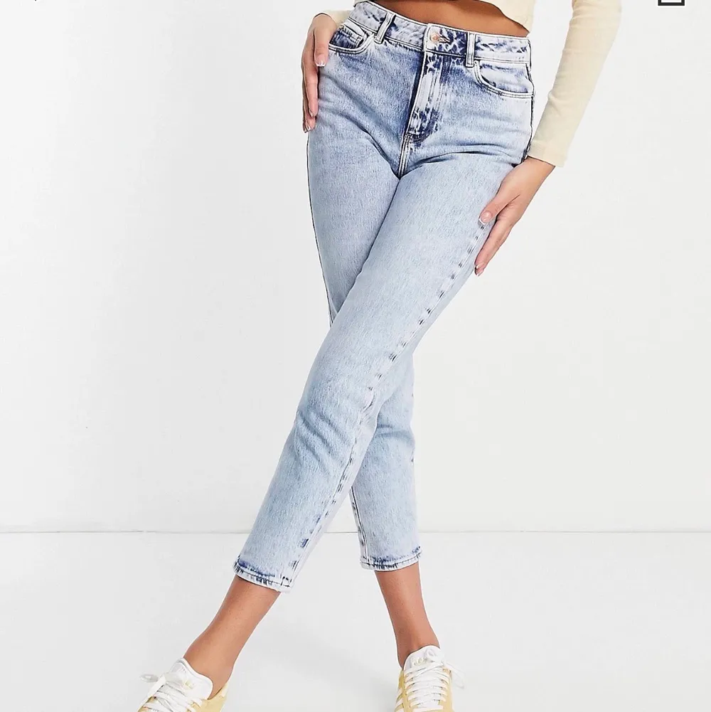 Super fina helt nya byxor som är i storlekarna 40-42 med alla lappar kvar. Fick dom i present men alldeles för stora så säljer de 100 kr styck ☺️. Jeans & Byxor.