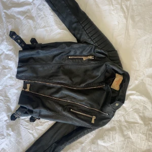 Chiquelle Jacka  - Storlek 36, lite skavd vid lappen (finns bild) men annars i bra skick