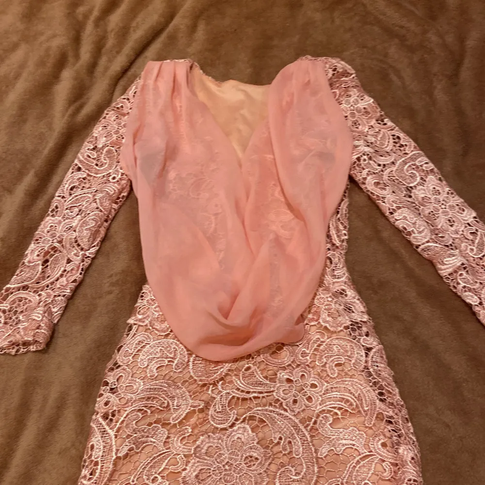 Jätte fin rosa klänning, med öppning på ryggen och tajt . Klänningar.