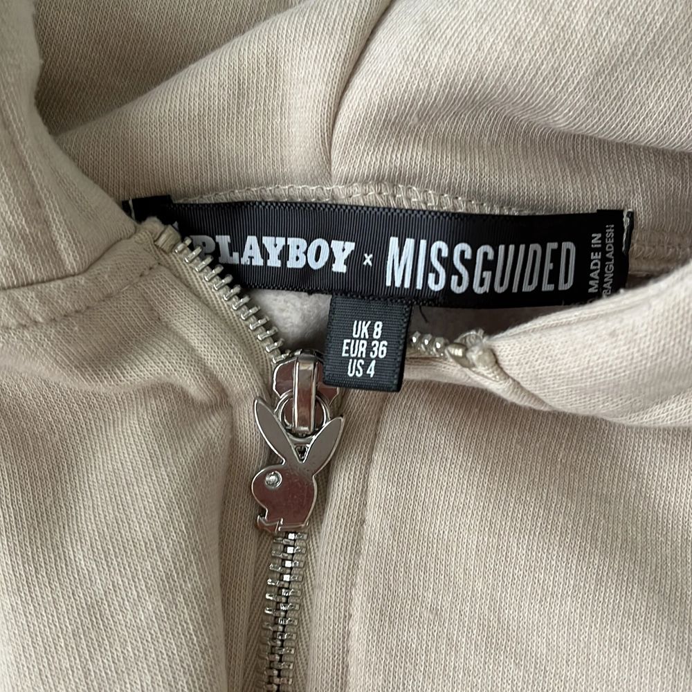 En beige hoodie med dragkedja i storlek 36 från märket Missguided x Playboy. Köpt på missguided men finns inte kvar på hemsidan längre. Tröjan är använd några gånger men är i mycket bra skick⭐️ Köparen står för frakten, jag tar endast betalt med swish!. Huvtröjor & Träningströjor.